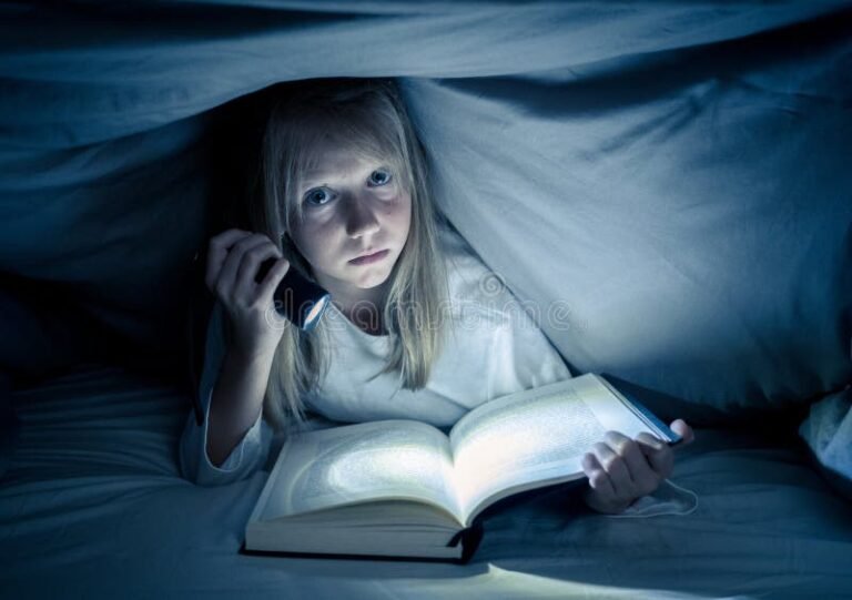 adolescente leyendo libro de misterio oscuro