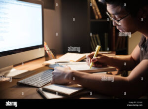 adultos estudiando con libros y computadora