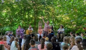 Cuál es el argumento del cuento Las astucias de una vieja 7 anciana astuta contando historias en bosque