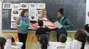 auxiliar de escuela trabajando en aula argentina