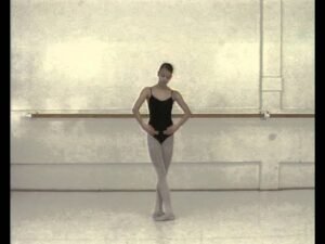bailarina haciendo primer port de bras ballet