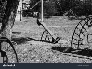 balancin antiguo con sombras contrastantes