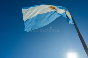 bandera argentina ondeando en cielo azul claro