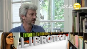 carlos gamerro leyendo en biblioteca antigua