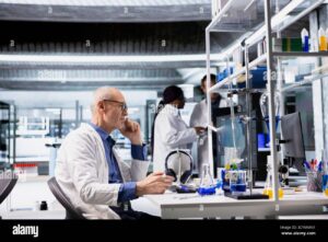 cientifico reflexionando en laboratorio moderno