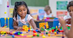 clase de jardin de infantes con ninos jugando