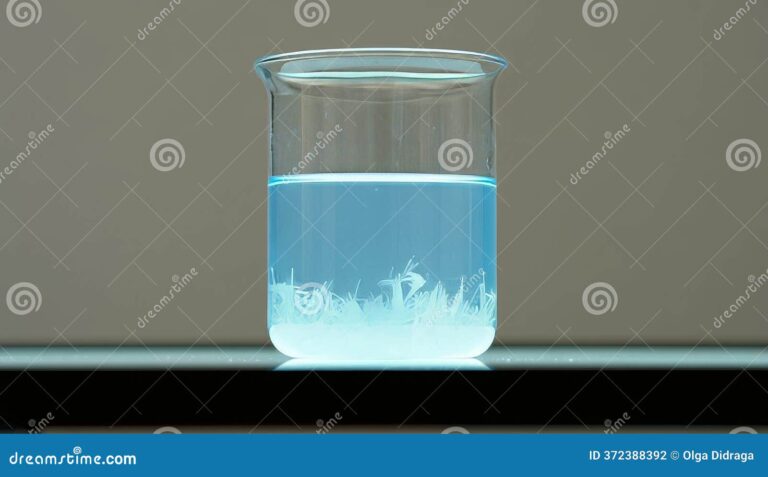 cristales de sal y agua en vasos de laboratorio