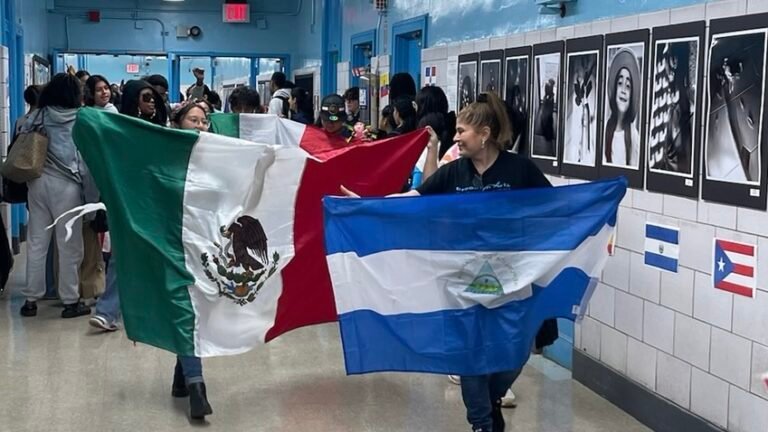 desfile escolar con bandera argentina y estudiantes
