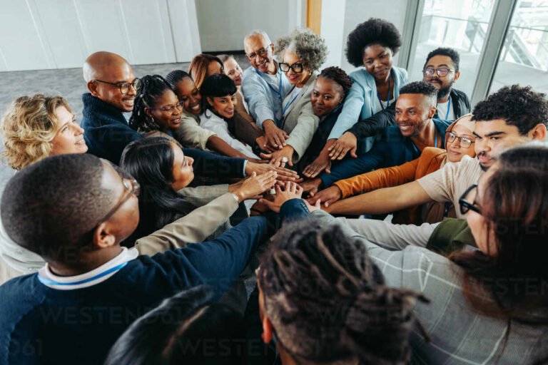 diversidad de personas colaborando en comunidad