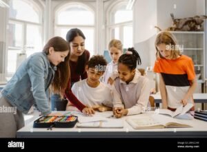 docente ensenando en aula con libros