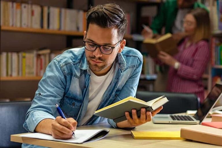 Cómo puedo acceder a cursos para sumar puntaje docente en Argentina 2 docente estudiando con computadora y libros argentinos