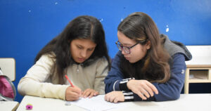 docentes argentinos revisando documentos escolares