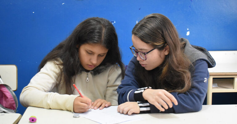 Cómo se Completa la Planilla Familiar a Cargo para Docentes en Argentina 2 docentes argentinos revisando documentos escolares