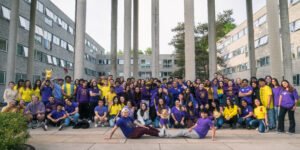 edificio de escuela tecnica con estudiantes