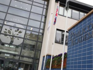 edificio escolar moderno con bandera britanica