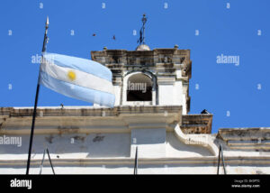 edificio gubernamental con bandera de salta