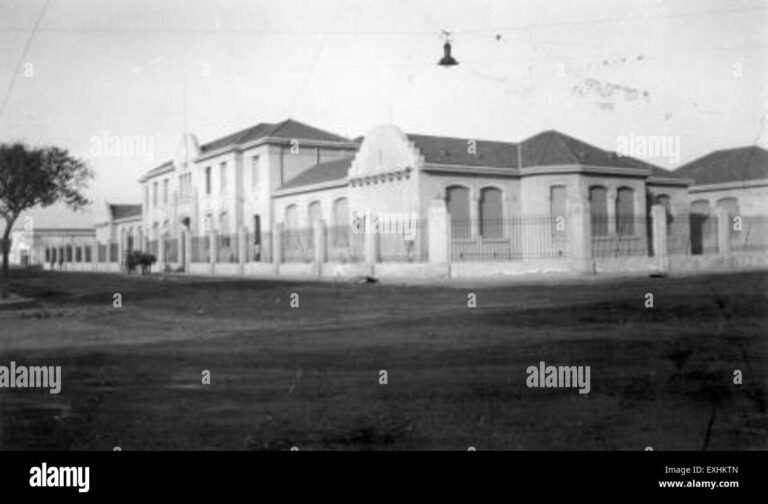 Cuál fue la primera escuela normal en Argentina y qué historia tiene