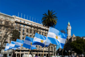 edificio institucional con bandera argentina ondeando