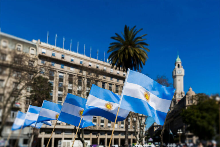 edificio institucional con bandera argentina ondeando