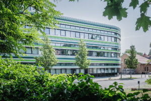 Dónde Queda El Instituto De Formación Docente N° 95 Y Qué Cursos Ofrece 2 edificio instituto formacion docente exterior verde