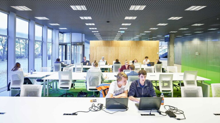 Qué ofrece el Colegio Técnico Instituto Centro San José 2 edificio moderno con estudiantes y tecnologia educativa