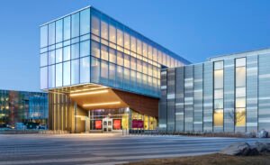 Cuáles son los servicios y carreras del Instituto Santa Isabel en San Francisco Solano 42 edificio moderno de instituto educativo exterior