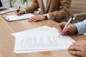 empleado firmando documento en oficina laboral