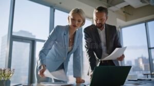 En qué casos específicos se puede interrumpir la licencia anual ordinaria 2 empleado revisando documentos legales en oficina