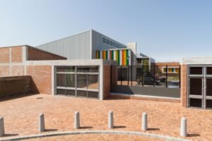 Dónde Encontrar el Blog Oficial de la Escuela 12 de 11 en Reconquista 24 entrada moderna de escuela primaria en ciudad pequena