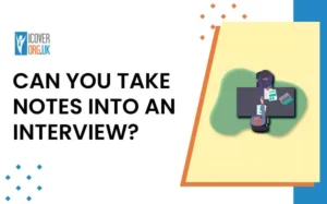 entrevistador con diferentes tipos de notas