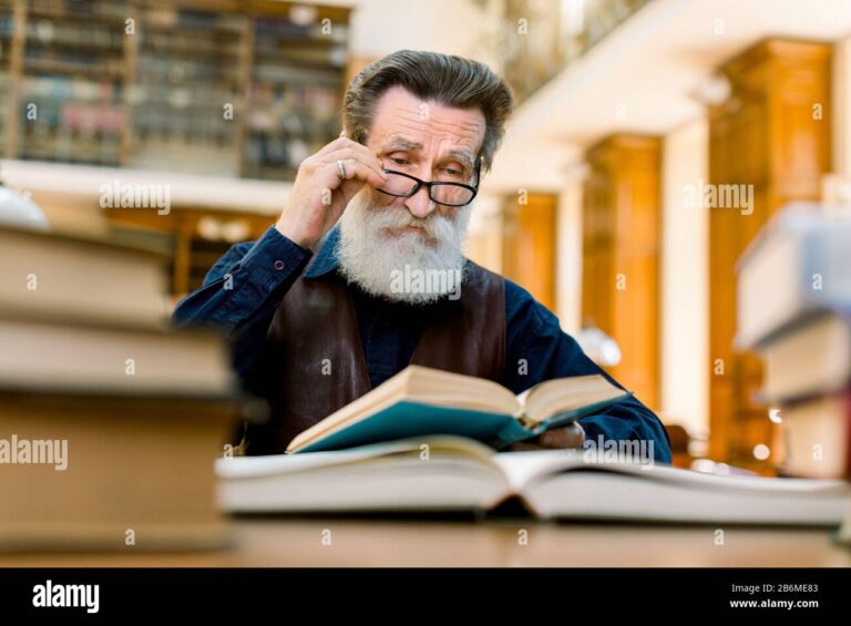 escritor leyendo en biblioteca antigua