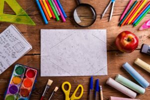 escritorio con papeles y material escolar