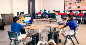 Dónde Encontrar Información Actualizada Del Blog De La Escuela 22 De Caleta Olivia 16 escuela moderna con estudiantes usando computadoras