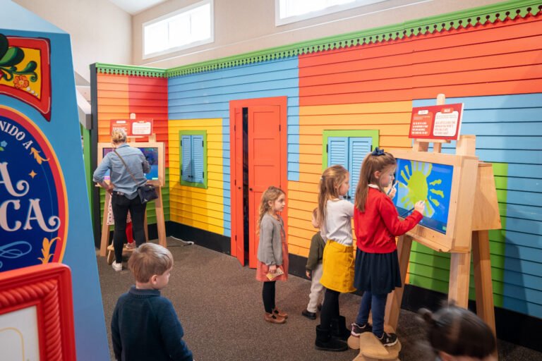 escuela rural argentina tradicional con ninos jugando