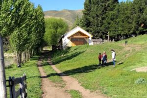 escuela rural en paisaje patagonico argentina
