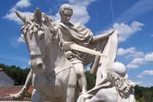 estatua de san martin en paisaje historico