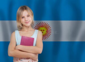 Cómo saber si tenés que presentar la libreta escolar en Argentina 5 estudiante argentino con libreta escolar colorida