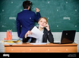 estudiante con documentos en oficina educativa