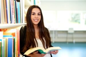 Qué significa quedar libre en una materia y cómo afecta mi carrera 43 estudiante feliz sosteniendo libros abiertos
