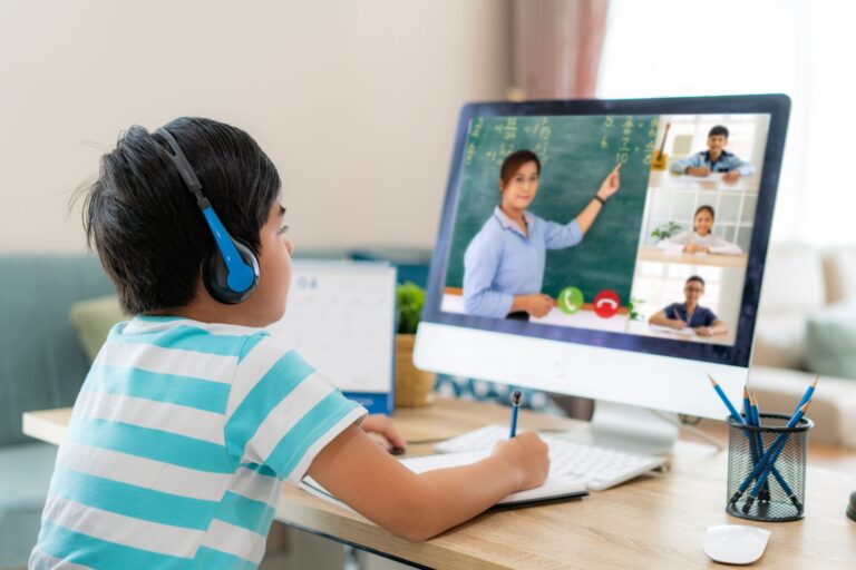 estudiante usando computadora en aula virtual 1