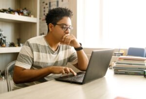 estudiante usando computadora en casa