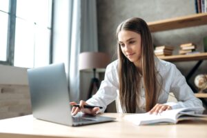 Cómo Mejorar la Calidad e Igualdad Educativa con Cursos Online 4 estudiante usando laptop en ambiente de estudio
