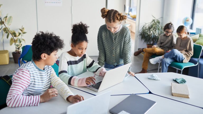 estudiante usando laptop en aula virtual