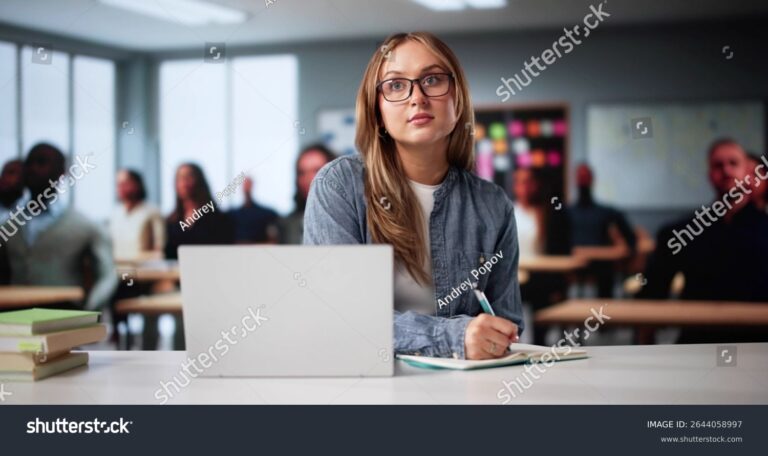 estudiante usando laptop en campus virtual 1