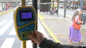 estudiante usando tarjeta sube en colectivo