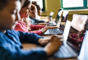 estudiantes aprendiendo idiomas y computacion juntos