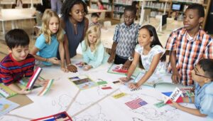 estudiantes colaborando en proyecto comunitario