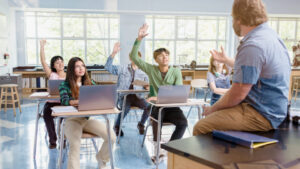 estudiantes en aula de escuela secundaria