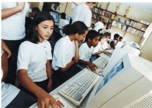 Dónde Estudiar Profesorado Técnico Profesional En Entre Ríos 8 estudiantes en aula tecnica moderna entre rios