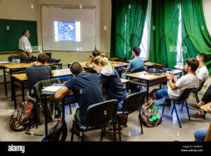 estudiantes en aula universitaria argentina